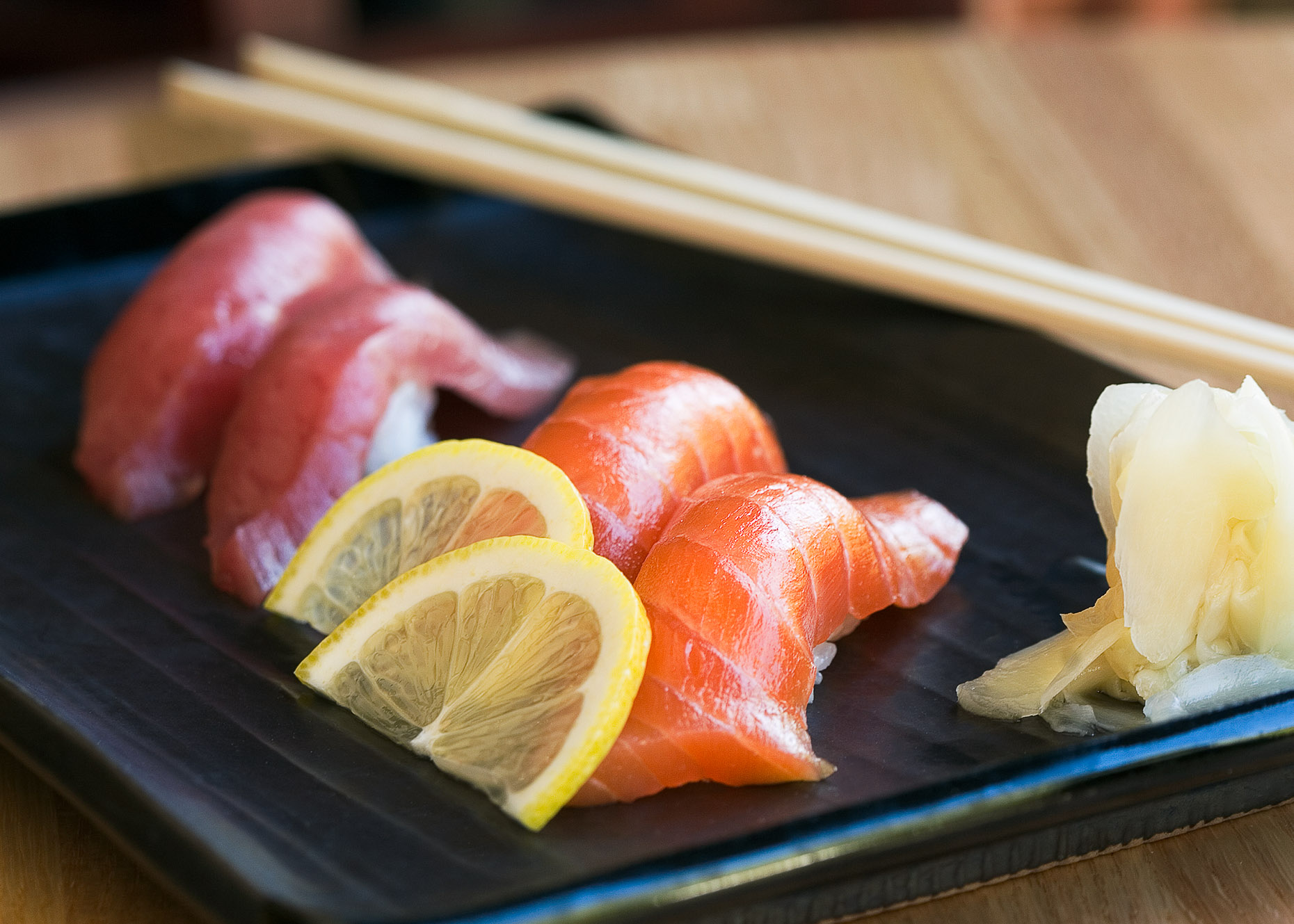 08_Tuna_Salmon_sushi_blackplate